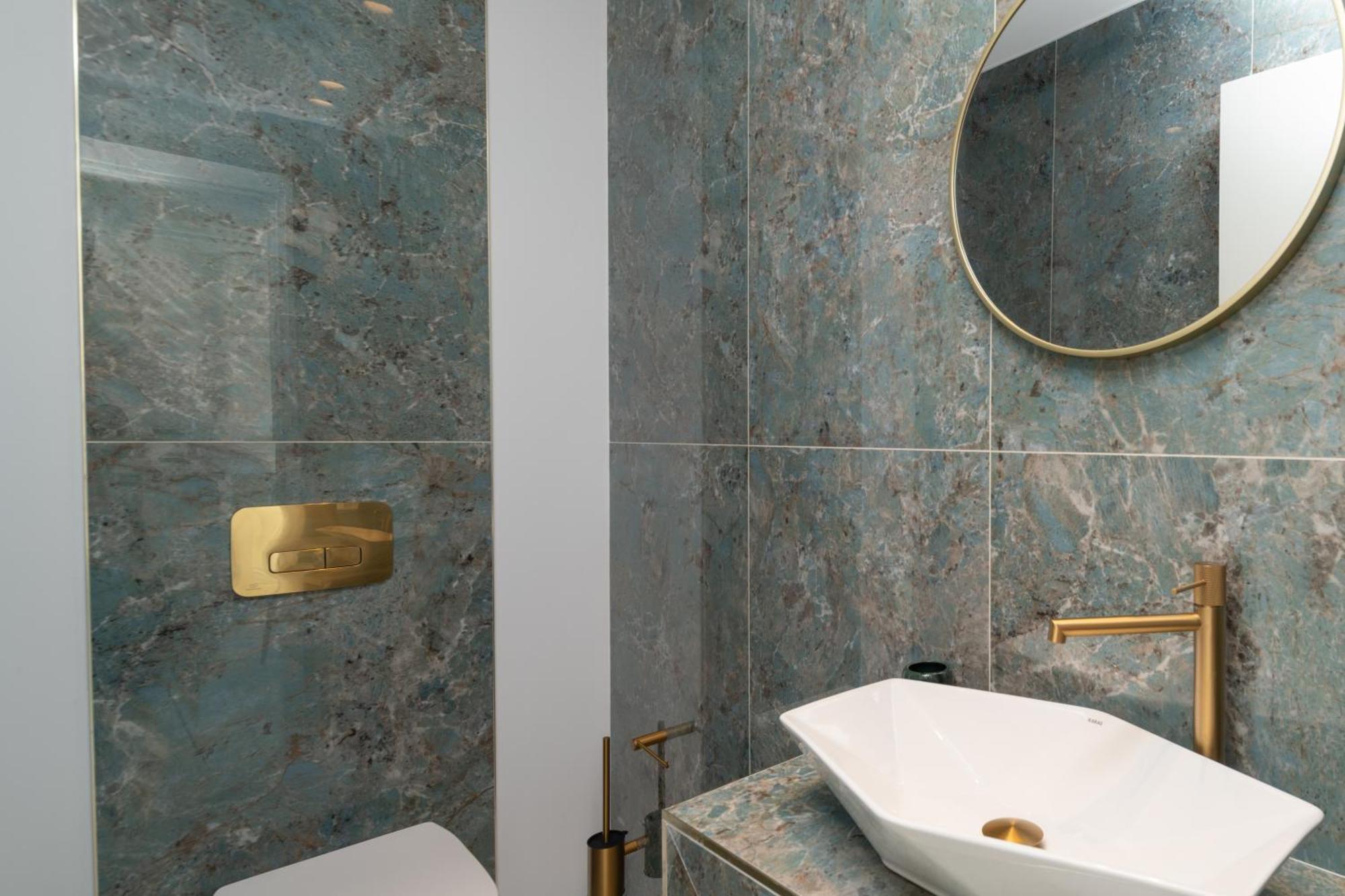 Lithos Luxury *