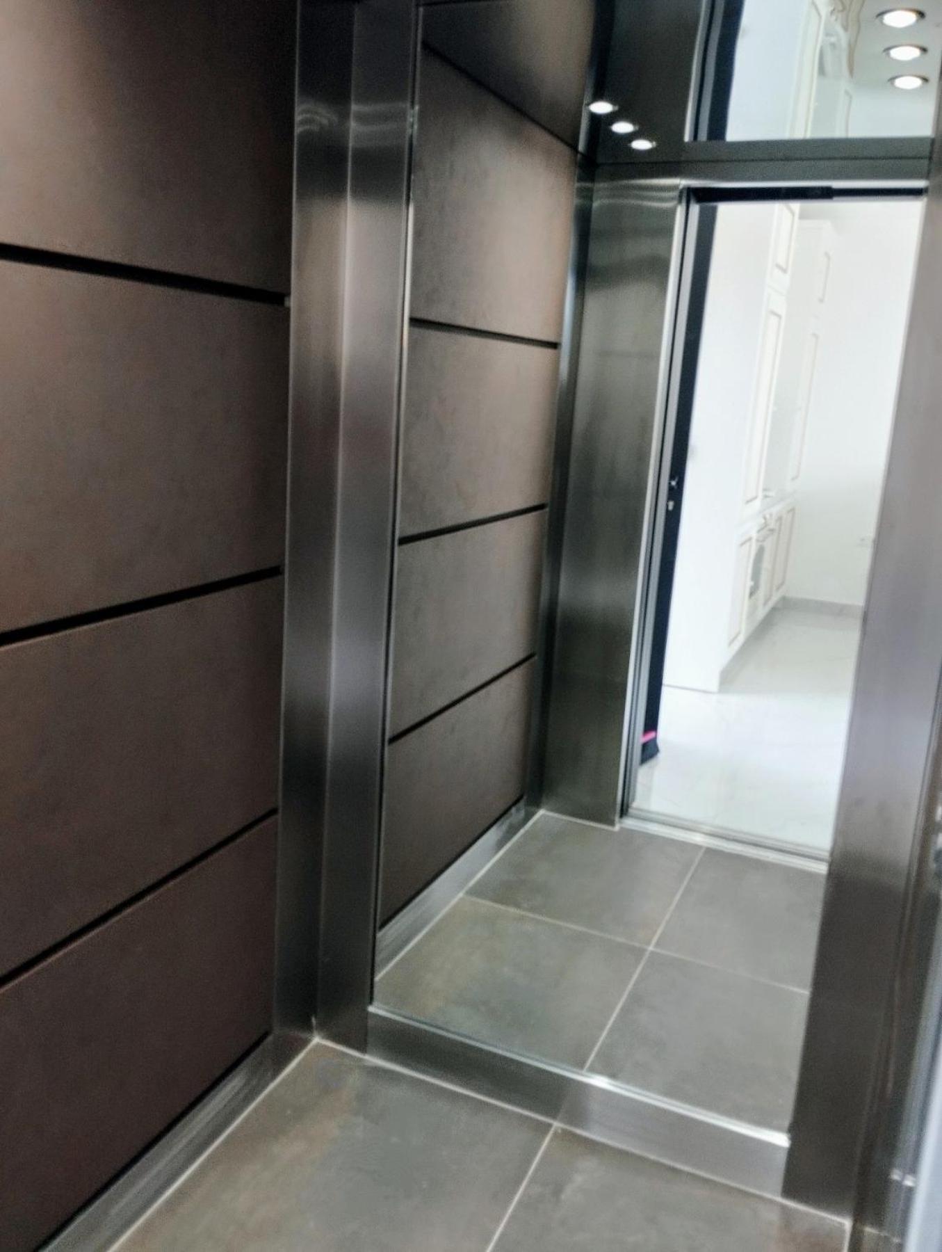 Lithos Luxury *